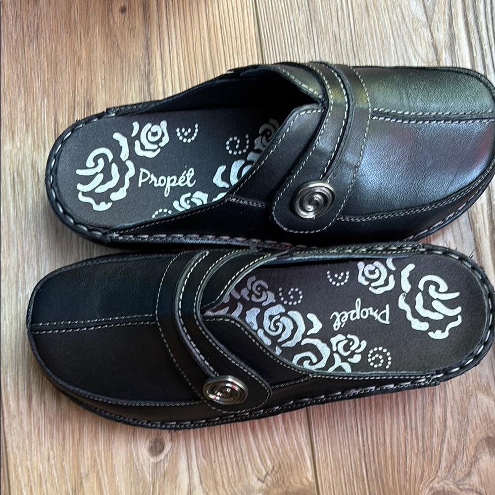 Propet Black Leather Slip-On clogs with Cushioned Footbed size 7 (2E) extra wide - Picture 6 of 9
